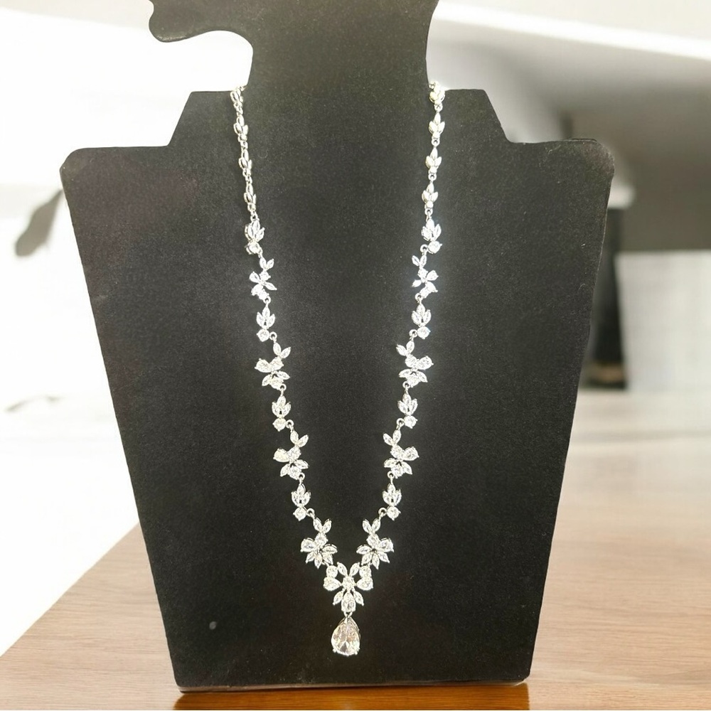 VINTAGE Crystal Floral Necklace